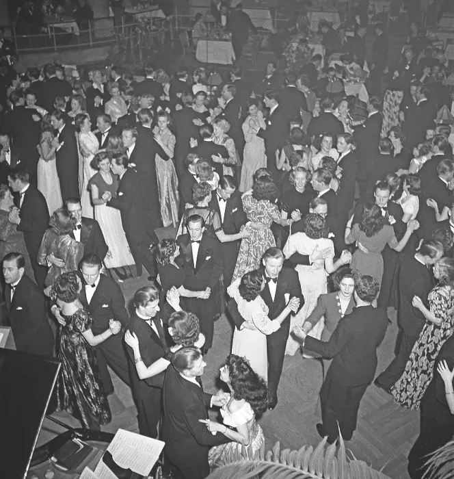 Framed Print : Dancing in the 1940s. The dance floor is filled with well dressed dancing couples, moving to the music at a party. Photo Kristoffersson Ref Z4-2. Sweden 1948