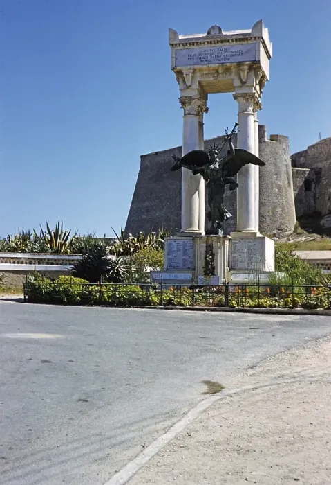 Framed Print : Denkmal fuer den Ersten Weltkrieg in Calvi, Korsika, Frankreich, Ende der 1950er Jahre