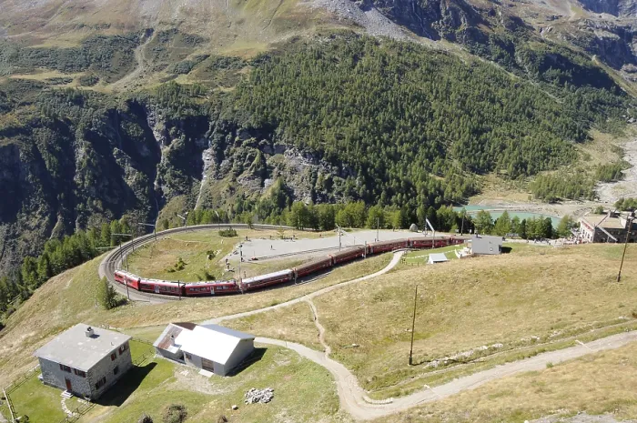 Framed Print : Der Bernina Express in der Schlaufe bei der Alp Grum