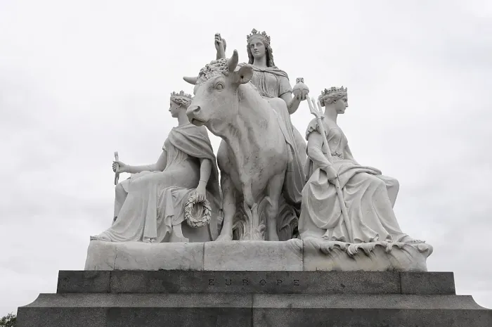 Framed Print : Detail, figures on the monument Framed Print : Detail, figures on the monument