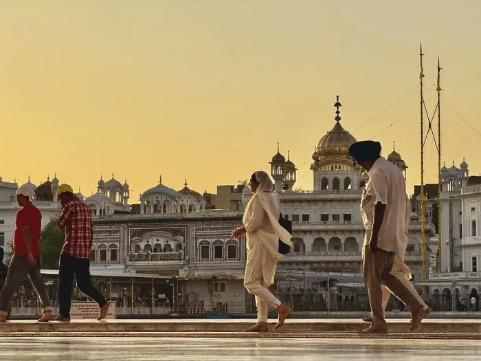 Framed Print : Devotees at the Harmandir Sahib or Hari Mandir (temple of God) Framed Print : Devotees at the Harmandir Sahib or Hari Mandir (temple of God)