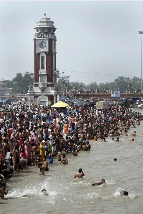 Framed Print : Devotees on riverbank ghats of river ganga ganges taking holy dip at Har ki Pouri in Haridwar