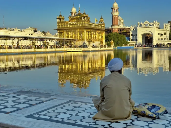 Framed Print : Devout Sikh in front of the Harmandir Sahib or Hari Mandir (temple of God)