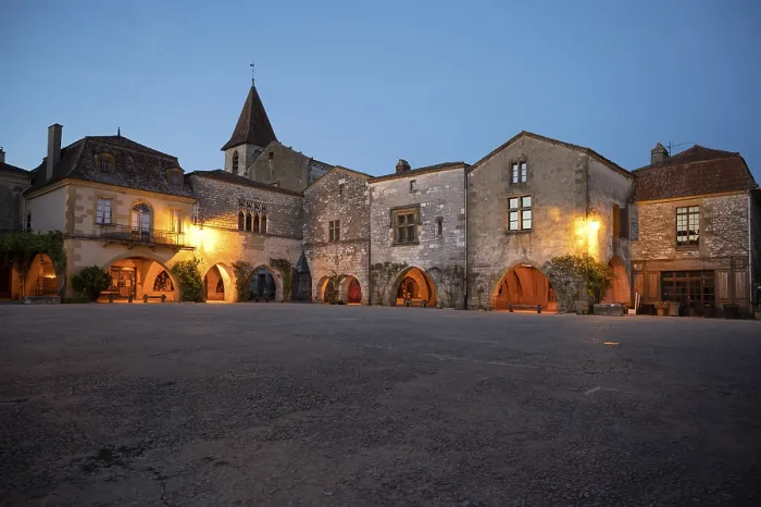 Framed Print : Die blaue Stunde an der Place des Cornieres mit Beleuchtung