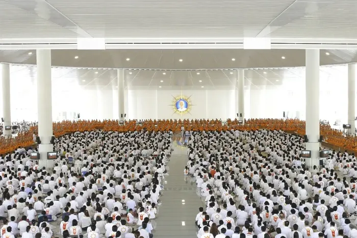 Framed Print : Dining hall in the Wat Phra Dhammakaya temple