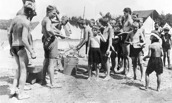 Framed Print : Distributing meals at Camping fuer Jugendliche