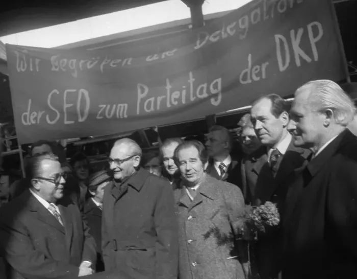 Framed Print : DKP functionaries received a delegation of the Central Committee of the SED for their party conference in Bonn on 18 Framed Print : DKP functionaries received a delegation of the Central Committee of the SED for their party conference in Bonn on 18
