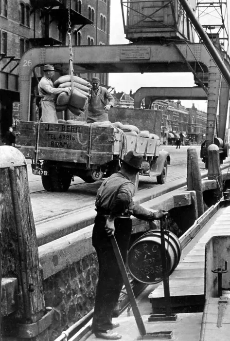 Framed Print : Dock worker, Unloading of a ship
