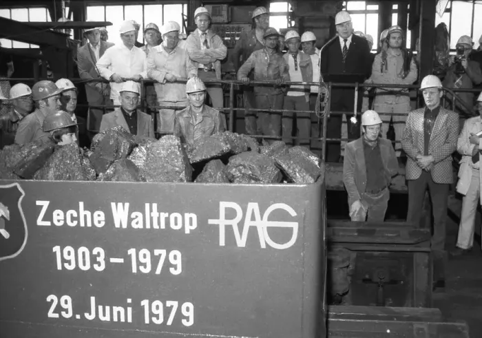 Framed Print : With the last dog the coal mine Waltrop ended its coal feeding in the coalfield on 29 Framed Print : With the last dog the coal mine Waltrop ended its coal feeding in the coalfield on 29