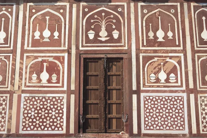 Framed Print : Door west gate made by red sand stone and inlay work in Itimad-ud-Daula tomb