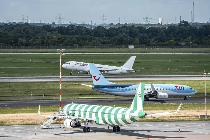Framed Print : Dusseldorf Airport, Condor Airbus A321-200 Framed Print : Dusseldorf Airport, Condor Airbus A321-200