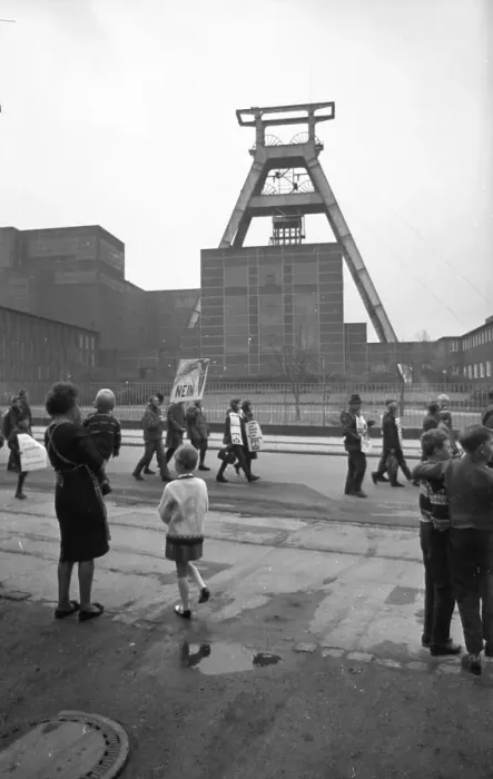 Framed Print : The Easter march of the opponents of nuclear weapons