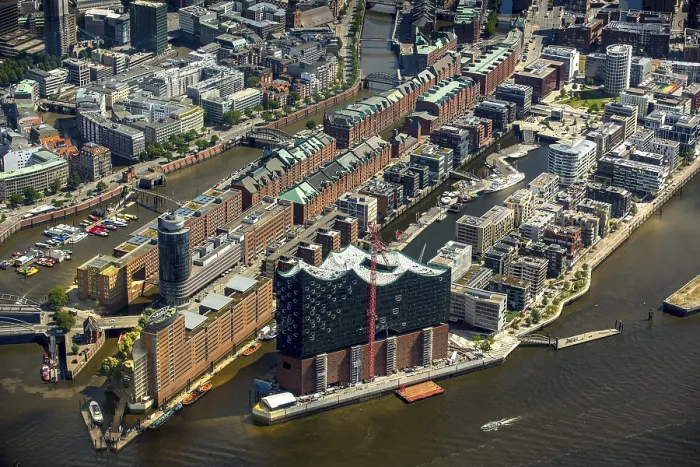 Framed Print : Elbphilharmonie with Hafencity