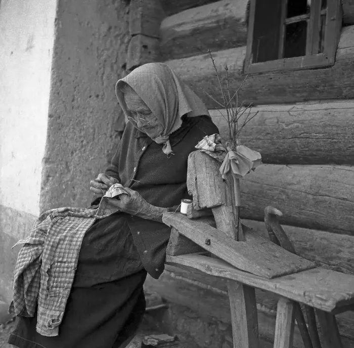 Framed Print : An elderly woman is sitting on a bench and knitting a shirt Framed Print : An elderly woman is sitting on a bench and knitting a shirt