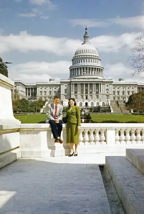 Framed Print : Elegantly dressed man and woman, United States Capitol Building, Washington D.C, USA around 1953