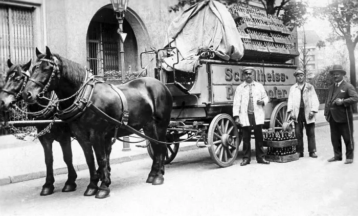 Framed Print : Employees of the Schultheis Brewery delivering beer Framed Print : Employees of the Schultheis Brewery delivering beer
