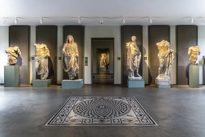 Framed Print : Entrance hall with sculptures and mosaic floors