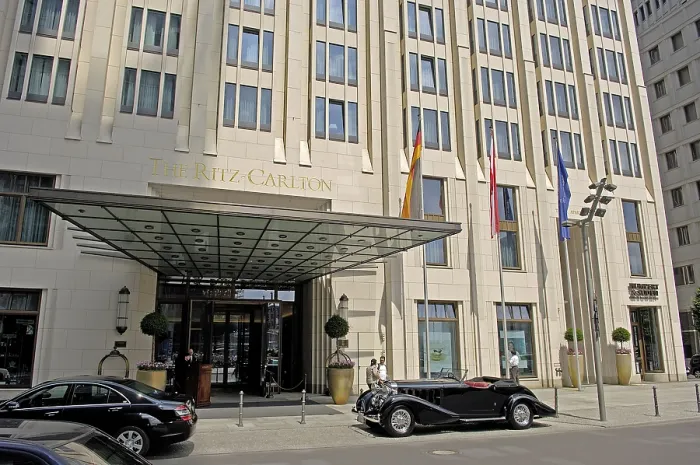 Framed Print : Entrance from Hotel Ritz-Carlton and Oldtimer Framed Print : Entrance from Hotel Ritz-Carlton and Oldtimer