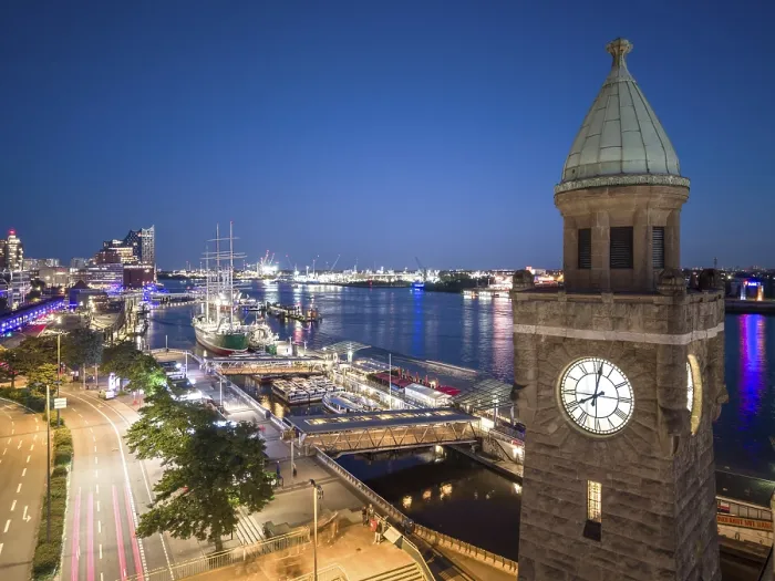 Framed Print : Evening atmosphere at the Landungsbrucken with a view of the Elbphilharmonie
