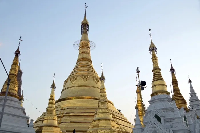 Framed Print : Evening atmosphere at the Shwedegon Pagoda in Yangon