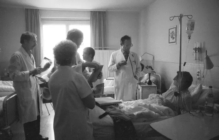 Framed Print : Everyday life at the General Hospital in October 1981 Framed Print : Everyday life at the General Hospital in October 1981