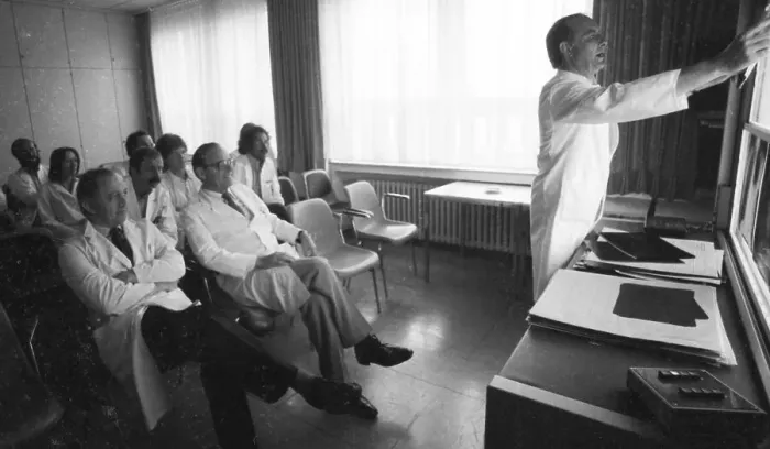 Framed Print : Everyday life at the General Hospital in October 1981