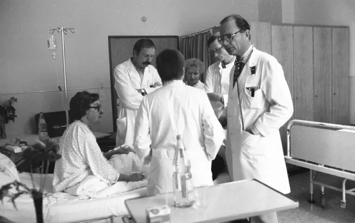 Framed Print : Everyday life at the General Hospital in October 1981