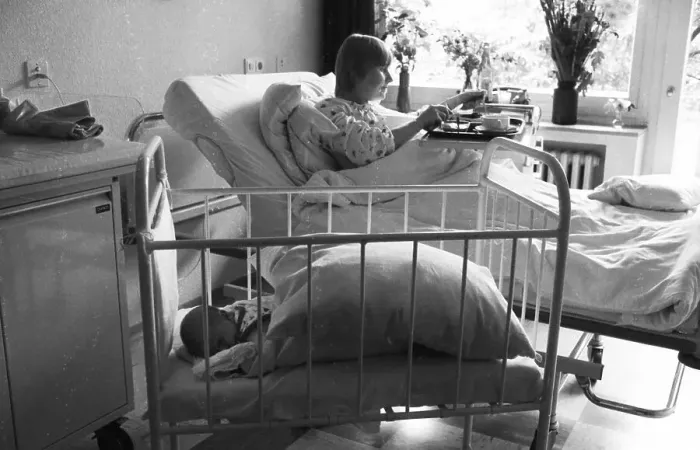 Framed Print : Everyday life at the General Hospital in October 1981