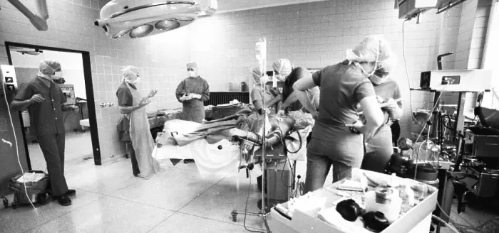 Framed Print : Everyday life at the General Hospital in October 1981