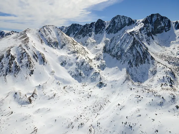 Framed Print : Extensive snow-covered mountain landscape with striking peaks Framed Print : Extensive snow-covered mountain landscape with striking peaks