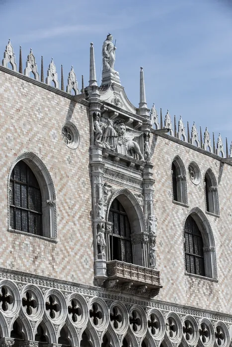 Framed Print : Exterior facade and balcony of the Doge's Palace Framed Print : Exterior facade and balcony of the Doge's Palace