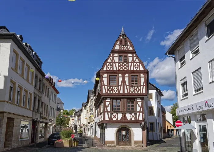 Framed Print : Fachwerkhaus in der Altstadt von Kirn