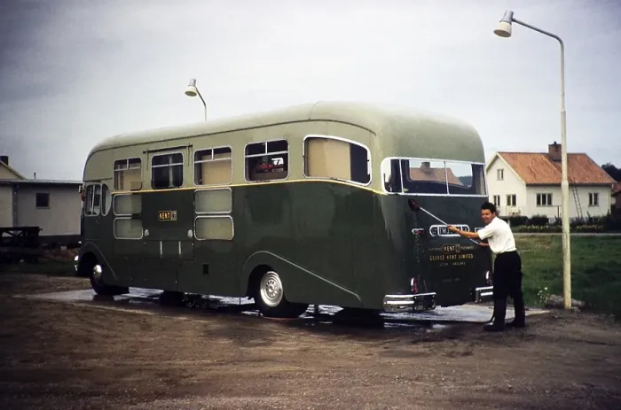 Framed Print : Fahrerreinigung George Kent Ltd aus Luton, England, mobiles Ausstellungsfahrzeug, Schweden, 1958