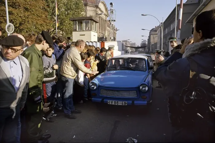 Framed Print : Fall of the Berlin Wall: at the border crossing Invalidenstrasse cars from East Berlin are greeted