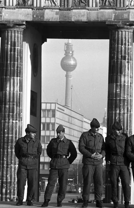 Framed Print : Fall of the Berlin Wall, in front of the Brandenburger Gate Framed Print : Fall of the Berlin Wall, in front of the Brandenburger Gate