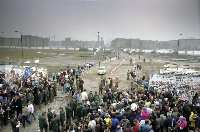Framed Print : Fall of the Berlin Wall: cars and pedestrians are crossing the temporary border crossing at Potsdam Square