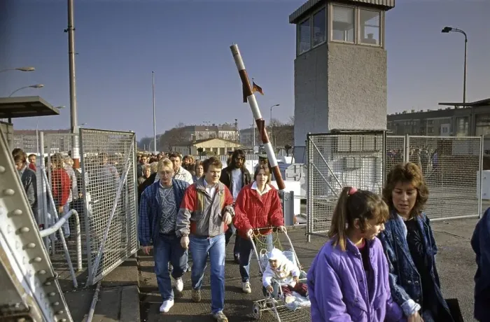 Framed Print : Fall of the Berlin Wall: citizens from East Berlin pass the checkpoint Bornholm Bridge Framed Print : Fall of the Berlin Wall: citizens from East Berlin pass the checkpoint Bornholm Bridge