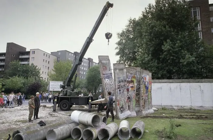 Framed Print : Fall of the Berlin Wall: demolition of the Wall in Berlin- Kreuzberg