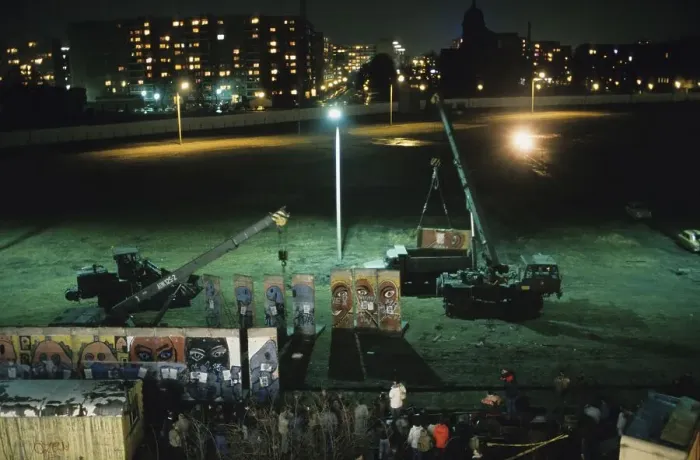 Framed Print : Fall of the Berlin Wall: demolition of the Wall in Berlin-Kreuzberg