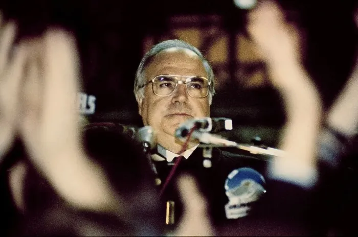 Framed Print : Fall of the Berlin Wall, Helmut Kohl speaking on 10th November Framed Print : Fall of the Berlin Wall, Helmut Kohl speaking on 10th November
