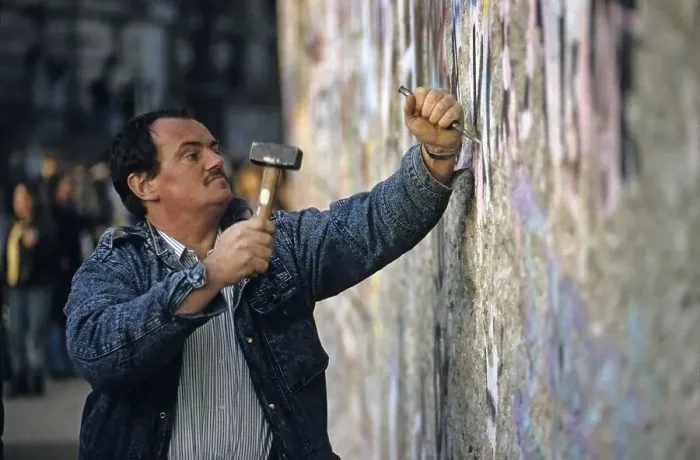 Framed Print : Fall of the Berlin Wall: man chiselling pieces off the Wall (Mauerspecht) Framed Print : Fall of the Berlin Wall: man chiselling pieces off the Wall (Mauerspecht)