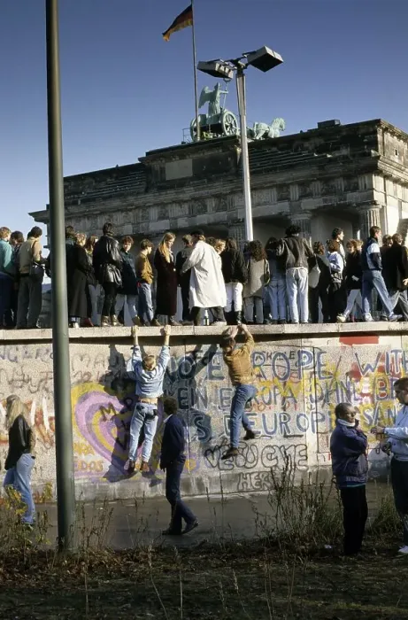 Framed Print : Fall of the Berlin Wall: people from East and West Berlin climbing on the Wall at the Brandenburg Gate