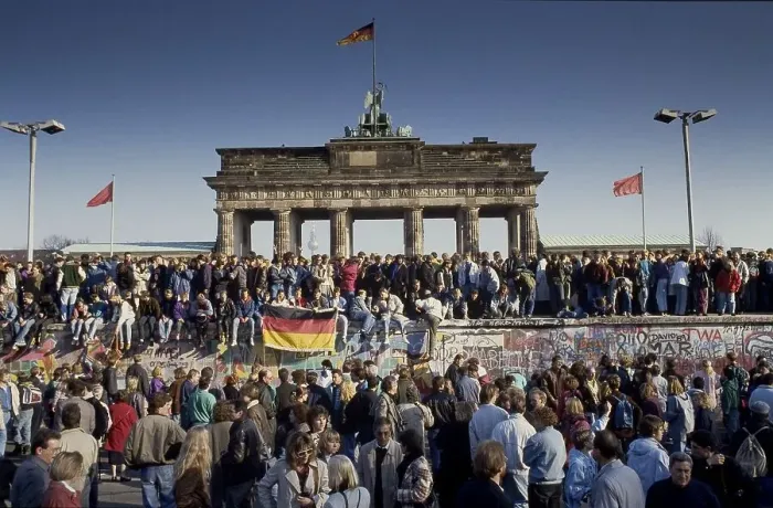 Framed Print : Fall of the Berlin Wall, people from East and West Berlin climbing on the Wall at the Brandenburg Gate Framed Print : Fall of the Berlin Wall, people from East and West Berlin climbing on the Wall at the Brandenburg Gate