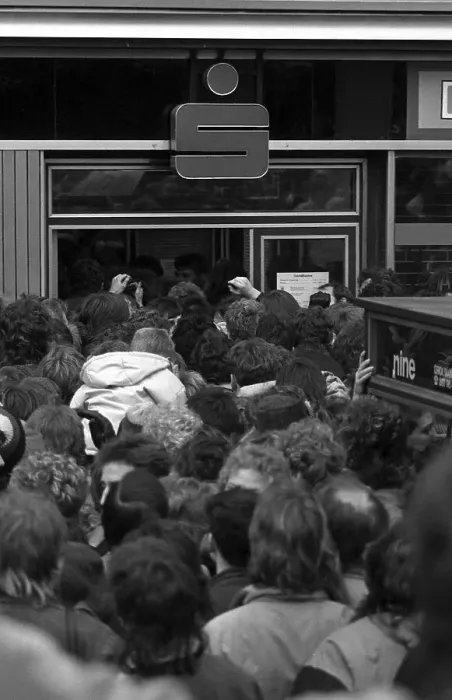 Framed Print : Fall of the Berlin Wall, people standing in line for the 100 DM Begruessungsgeld