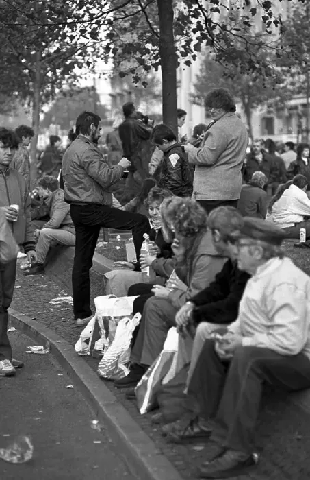 Framed Print : Fall of the Berlin Wall, shopping on Kurfuerstendamm Avenue