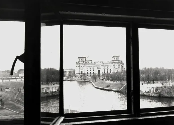 Framed Print : Fall of the Berlin Wall, view of the Reichstag Building from a former border guard watchtower