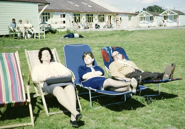 Framed Print : Familie im Liegestuhl im Sommerurlaub, vermutlich in Corton, Suffolk, England, UK 1966