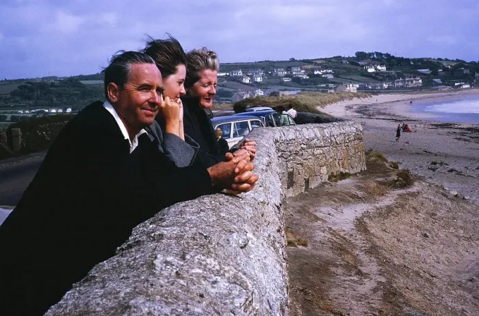 Framed Print : Familie schaut ueber eine Mauer am Strand, unbekannter Ort, Grossbritannien 1964