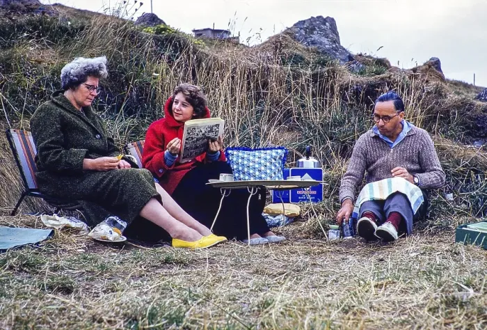 Framed Print : Familienpicknick mit Mutter, Vater und Tochter, in warmer Kleidung im britischen Sommer, England, UK 1961 Framed Print : Familienpicknick mit Mutter, Vater und Tochter, in warmer Kleidung im britischen Sommer, England, UK 1961