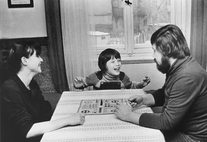 Framed Print : Family playing the Mensch-aergere-dich-nicht board game